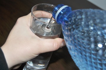 Primăria Saraiu, obligată să asigure apă potabilă gratuită copiilor şi gravidelor